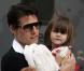 Tom Cruise emmène sa petite starlette manger une glace. 18 mois et toujours dans les bras de papa ! New York, 18 octobre 2008