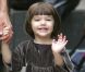 A deux ans et demi, la petite Suri Cruise est déjà hyper féminine : une petite franche, une belle robe en velour et surtout du vernis rouge sur les ongles ! New York, 7 novembre 2008