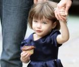 Suri Cruise se régale avec son cupcake au chocolat ! Preuve qu'elle est encore une enfant... Même si juste après s'être régalée, la fillette et sa maman  Katie Holmes sont parties faire du shopping chez Ralph Lauren et Bonpoint ! New York City, 24 novembre 2008 