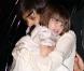 Peu importe l'heure, Suri ne quitte jamais ses parents. Surtout quand les Cruise dînent avec les Beckham dans un célèbre restaurant italien à Manhattan. New York, 27 novembre 2008
