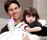 Tom  Cruise ne quitte plus sa poupée... A plus de deux ans et demi, la petite Suri est toujours dans les bras de papa, comme un bébé. New York, 3 décembre 2008 