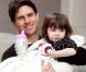 Tom Cruise ne quitte plus sa poupée... A plus de deux ans et demi, la petite Suri est toujours dans les bras de papa, comme un bébé. New York, 3 décembre 2008