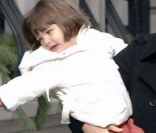 Suri Cruise préfère apparemment les bras de son papa ! Katie et  Tom accompagne leur prodige à son cours de musique dans une école très réputée. New York, 12 décembre 2008   