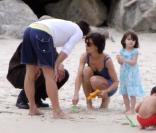 Suri Cruise  et ses parents font des châteaux de sable sur la plage d'Urca au Brésil. Et tout ça en plein hiver... Quelle chance ! Rio de Janeiro, 31 janvier 2008  