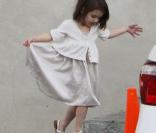 Suri Cruise  fait quelques pas de danse après deux heures de cours dans une école d'art à Santa Monica. Une vocation est née ? Los  Angeles, 28 février 2009   