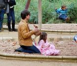  Tom Cruise, en promotion en Espagne pour son film avec Cameron Diaz, et Katie Holmes passent une après-midi dans un parc avec leur petite fille. Suri porte une robe style flamenco rose... Pas du tout adaptée pour le bac à sable ! Séville, 6 décembre 2009   