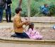 Tom Cruise, en promotion en Espagne pour son film avec Cameron Diaz, et Katie Holmes passent une après-midi dans un parc avec leur petite fille. Suri porte une robe style flamenco rose... Pas du tout adaptée pour le bac à sable ! Séville, 6 décembre 2009