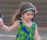  Katie Holmes  et Suri  rendent visite à Tom Cruise sur le tournage d'un film. Ultra lookée, la petite beauté ne quitte plus ses petits talons. Séville, 11 décembre 2009   