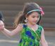 Katie Holmes et Suri rendent visite à Tom Cruise sur le tournage d'un film. Ultra lookée, la petite beauté ne quitte plus ses petits talons. Séville, 11 décembre 2009