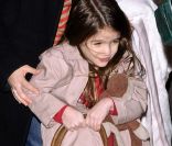 Dans un mois, Suri aura cinq ans... Et elle se prend déjà pour une grande en portant le sac de maman !   New York, 16 mars 2011   