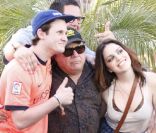 Danny DeVito entouré de ses fans au Festival de Coachella à Indio le 17 avril 2011