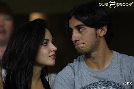 Alberto Aquilani et Michela Quattrociocche dans les tribunes lors d'un match sont les heureux parents de la petite Aurora, née le dimanche 17 avril 