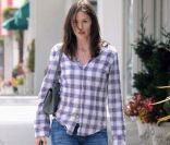 Jennifer Garner ose le jean, la chemise froissée et les grosses baskets le 18 avril 2011