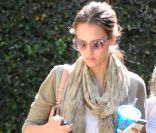 Jessica Alba arrive à son bureau à Los Angeles le 19 avril 2011