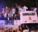 Le défenseur Sergio Ramos, à l'avant du bus, a lâché sur la Plaza Cibeles à Madrid le trophée que le Real venait de remporter le 20 avril en finale de Coupe du Roi contre le FC Barcelone (1-0 a.p.) !