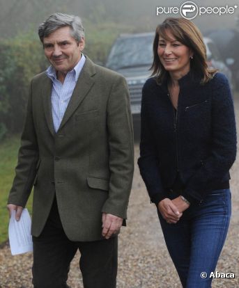 Michael et Carole Middleton (photo : le 16 novembre 2010, jour des fiançailles de William et Kate, à leur domicile du Berkshire), les parents de Catherine Middleton, ont rencontré pour la première fois la reine Elizabeth II le 20 avril, reçus à déjeuner en privé à Windsor.