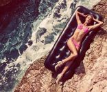 Alessandra Ambrosio a pris la pose pour les maillots Koton