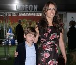 Elizabeth Hurley et son fils Damian en janvier 2011 à Londres.