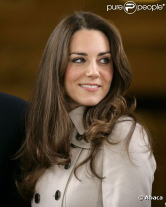 A chacune de ses apparitions, Kate Middleton affiche une mine radieuse. Son astuce beauté : mettre en valeur ses beaux yeux verts avec du crayon noir. Londres, 8 mars 2011