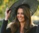 Kate Middleton adore porter des chapeaux. Une fois encore, la future princesse opte pour un maquillage des yeux très foncé. Angleterre, 23 octobre 2010
