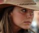 Le chapeau de cowboy lui sied à ravir ! Kate Middleton n'a donc besoin que d'une petite touche de maquillage pour éclairer son joli minois. Angleterre, 17 novembre 2010