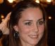 Kate Middleton sait mettre en valeur son visage avec un trait de crayon argenté au ras des cils et un léger coup de rouge à lèvre rosé. Londres, 18 novembre 2010