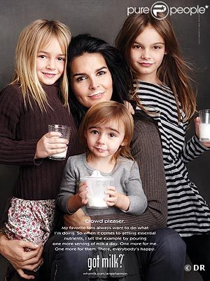  Angie Harmon et ses trois filles le sourire aux lèvres dans leur seconde publicité Got Milk ? 
 &nbsp; 