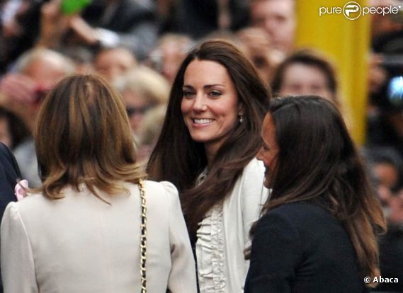 Kate Middleton a fait son arrivée au Goring Hotel dans la ferveur populaire, jeudi 28 avril 2011 au soir, pour sa dernière nuit avant le mariage.