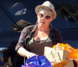 Pink, très enceinte, a de plus en plus de mal à effectuer les tâches du quotidien sans aide. Elle était vue le 27 avril 2011 en train de faire ses courses seule à Los Angeles !