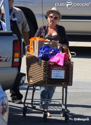 Pink, très enceinte, a de plus en plus de mal à effectuer les tâches du quotidien sans aide. Elle était vue le 27 avril 2011 en train de faire ses courses seule à Los Angeles !