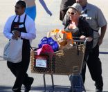 Pink, très enceinte, a de plus en plus de mal à effectuer les tâches du quotidien sans aide. Elle était vue le 27 avril 2011 en train de faire ses courses seule à Los Angeles !