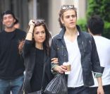 Paul Wesley et Torrey Devitto se promènent à New York en mai 2010 