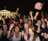 Réaction de joie à la mort de Ben Laden devant la Maison Blanche, à Washington, le 1er mai 2011.