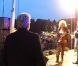 La violoniste du groupe Manau reçoit une bouteille en verre sur la main
