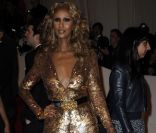 Iman Bowie dans une combinaison dorée pour assister eu MET Ball le 2 mai 2011<br />