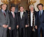 Frédéric Mitterrand, Richard J. Fox, Jean-Jacques Annaud et Jack Lang, à l'occasion de la cérémonie en l'honneur de Richard J. Fox, au Ministère de la Culture, à Paris, le 2 mai 2011.