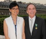 Richard J. Fox et son épouse, à l'occasion de la cérémonie en son honneur, au Ministère de la Culture, à Paris, le 2 mai 2011.