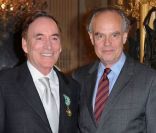 Richard J. Fox et Frédéric Mitterrand, à l'occasion de la cérémonie en l'honneur de Richard J. Fox, au Ministère de la Culture, à Paris, le 2 mai 2011.