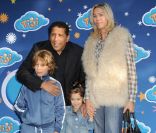 Smaïn, sa compagne Sid et leurs enfants Rayan et Shanael lors de la Fête des Doudous au jardin d'acclimatation à Paris le 3 mai 2011