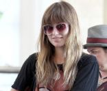 Très tendance, Olivia Wilde affiche un tee-shirt Rolling Stones et des lunettes mouches rétro. Los Angeles, 3 mai 2011 