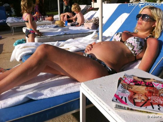 Tori Spelling enceinte, à Palm Springs, avec son tatouage dédié à son mari Dean, le 3 mai 2011
