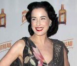 Dita Von Teese présente son cocktail The Cointreau Margadita, à Los Angeles, le 5 mai 2011.