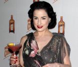 Dita Von Teese présente son cocktail The Cointreau Margadita, à Los Angeles, le 5 mai 2011.
