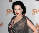 Dita Von Teese présente son cocktail The Cointreau Margadita, à Los Angeles, le 5 mai 2011.
