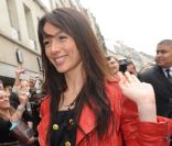 Alexandra pose devant le Barrio Latino avant de rencontrer les fans de Carré Viiip à Paris en mars 2011 