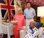 Aux côtés de son mari Dean McDermott, Tori Spelling fête chez elle le mariage britannique à sa façon en organisant à Los Angeles une fête so british le 29 avril 2011