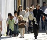 Angelina Jolie, Brad Pitt et leurs six enfants : Maddox, Pax, Zahara, Shiloh, Vivienne et Knox, à la Nouvelle Orléans le 20 mars 2011 