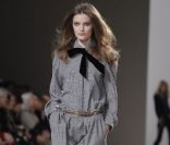 Hannah MacGibbon a donné un nouveau souffle à la maison française Chloé. Toujours très élégante, la femme Chloé est chic et morderne. Paris, 9 mars 2010<br />
