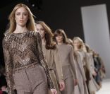 Voici les dernières créations de Hannah MacGibbon pour Chloé. La collection automne-hiver 2010/2011 présentée à Paris le 9 mars 2010<br />