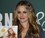  Alicia Silverstone, enceinte, présente son livre Alicia Silverstone: The Kind Diet en mars 2011 à Los Angeles 